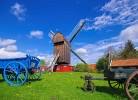 Windmühlen an der Küste