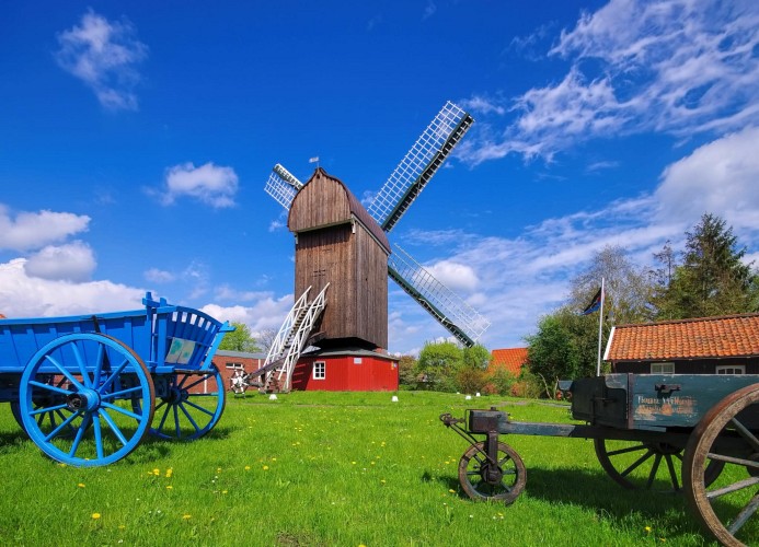 Windmühlen an der Küste